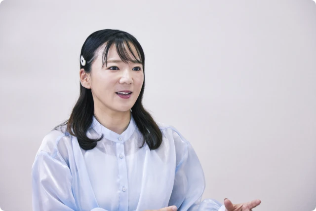 インタビューに応える有村選手画像