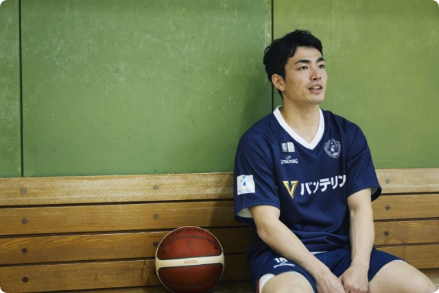 ベンチに座る森井選手画像