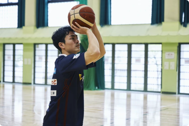 シュートする森井選手画像