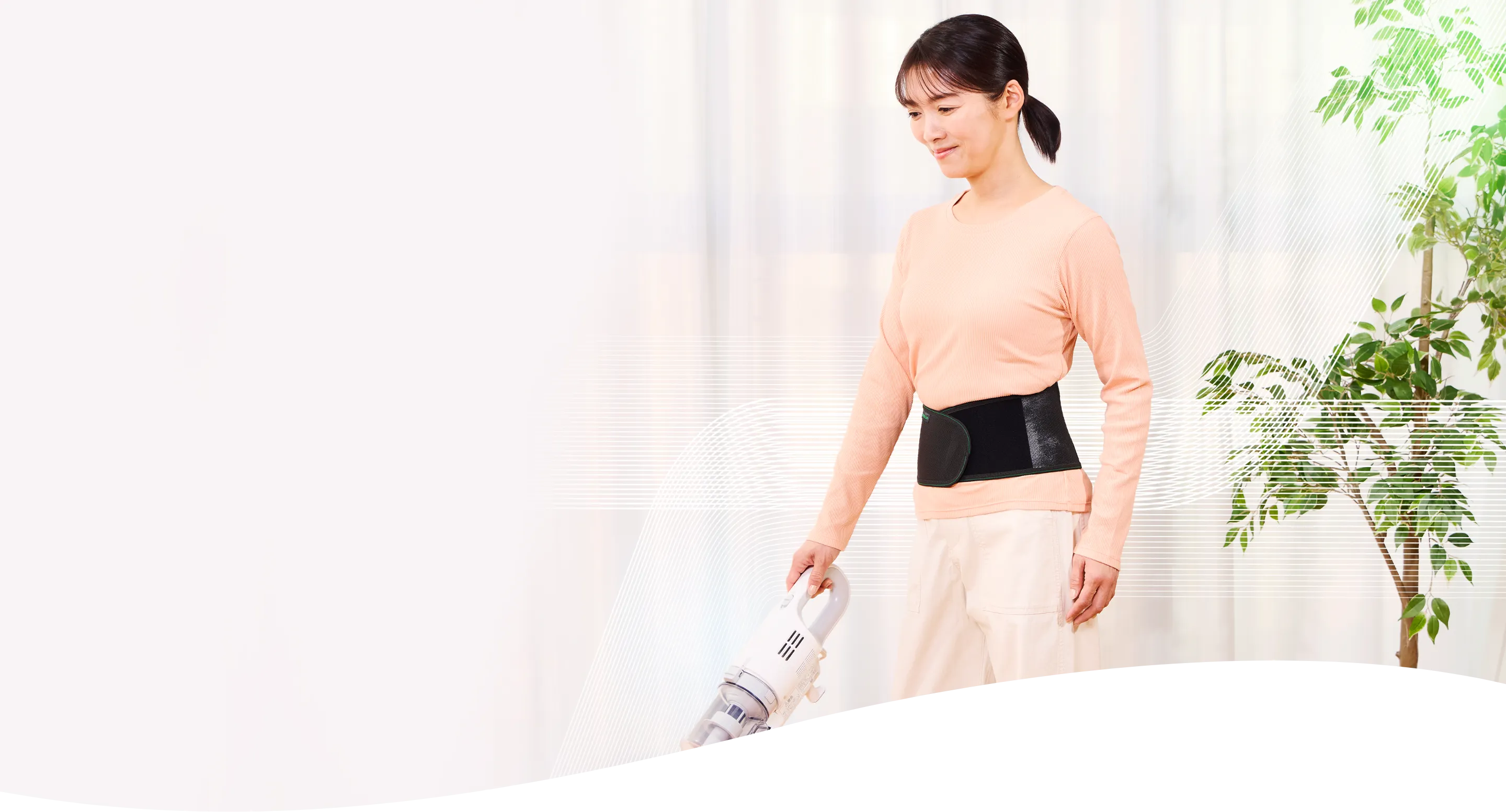 バンテリンコーワ サポーター腰用着用掃除シーンの写真