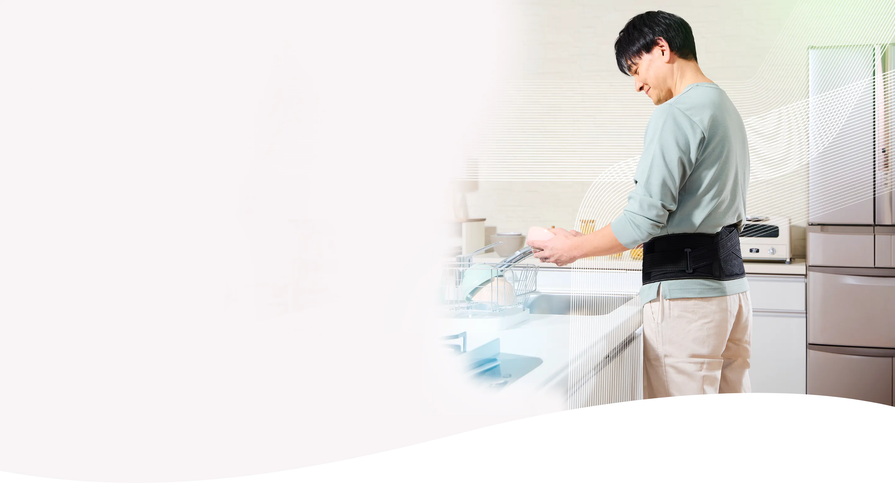 バンテリンコーワ 加圧サポーター腰用着用食器洗いシーンの写真