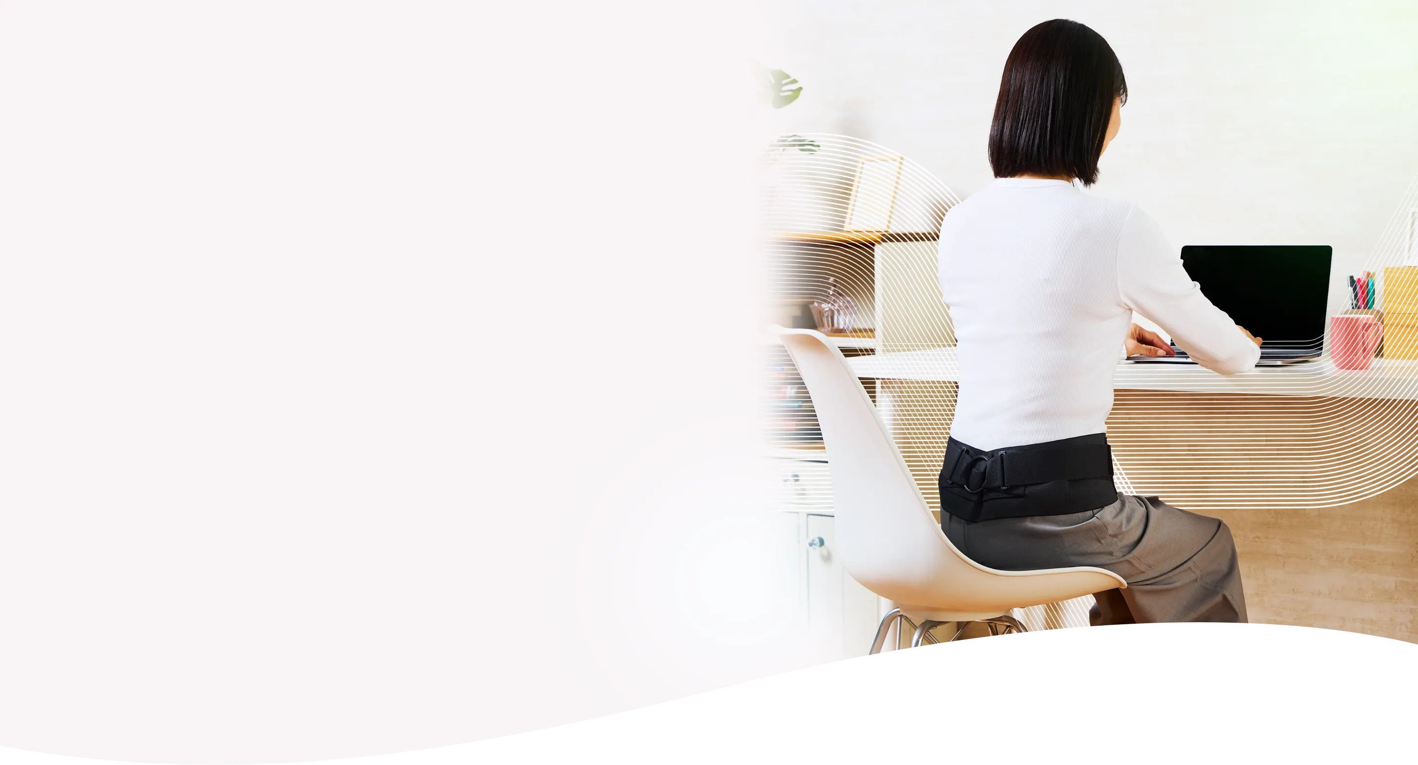 バンテリンコーワ サポーター骨盤ベルト着用デスクワークシーンの写真