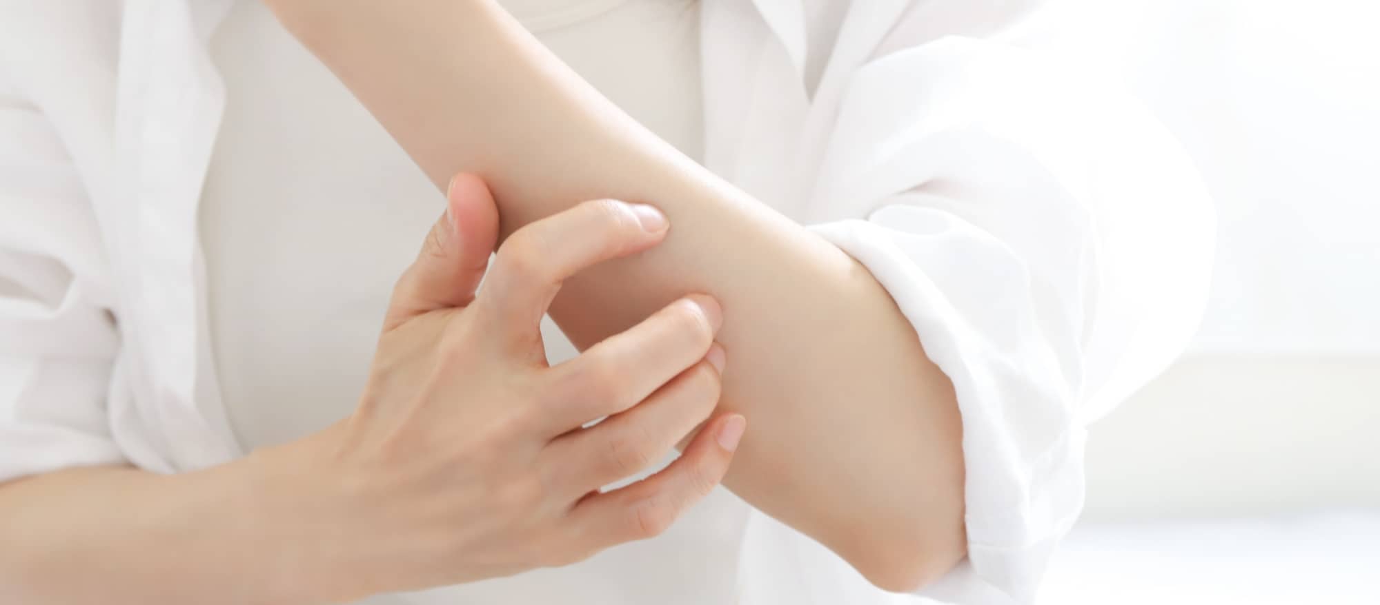 かゆいぶつぶつは湿疹（皮膚炎）？原因や症状、予防・対処法を解説【医師監修】