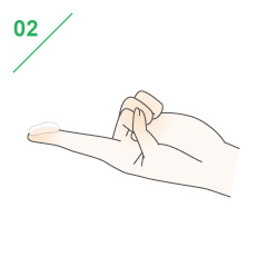 成人の人差し指の先端から第一関節までの長さの量（約0.5g）を出します（成人の手のひら2枚分の面積に塗る量に相当します）。使用量はこれを基準に調整してください。