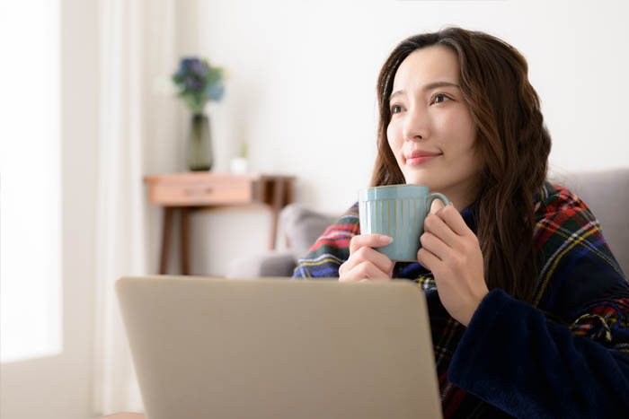 飲み物を飲む女性