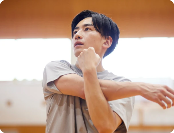 生活シーン ストレッチする男性画像