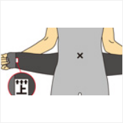 タグ「上」が右側内面になるように持ち、両手で引っ張って左右均等の長さになるようにしてください。