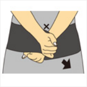 左手を動かさないように固定したまま、右手を斜め下に向かって伸ばし、面ファスナーを固定してください。